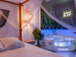 Postel nebo postele na pokoji v ubytování Sault Tropical - Idéal couple - Balnéo Led - Vue parc & montagne - Wifi - Stationnement gratuit - 5min à pied des bars, restaurants & commerces