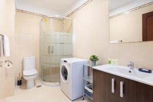 ein Badezimmer mit Waschmaschine und Waschbecken in der Unterkunft Brisa - Armonía Park, Bajamar in El Puertito + 24 Fotos