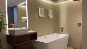 Ένα μπάνιο στο One Apartments Provenza +16 φωτογραφίες