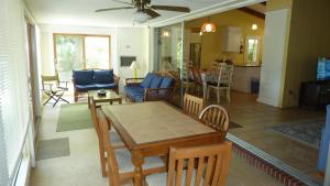 een keuken en woonkamer met een tafel en stoelen bij Cottage By The Sea - Unit A in Jekyll Island