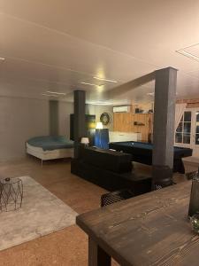 Posezení v ubytování Studio with Pool Table and Optional Sauna & Hot Tub