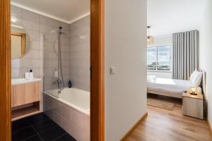 Postel nebo postele na pokoji v ubytování GuestReady- Charming Condo with Pool in Caniço