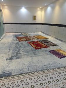 una habitación con varias alfombras en el suelo en إستراحة الريف, en Kalbā