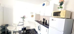 eine kleine Küche mit Kühlschrank und Mikrowelle in der Unterkunft MARINE HOME in Costa Del Silencio