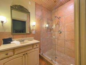 ein Badezimmer mit Dusche und Waschbecken in der Unterkunft Hacienda in Jekyll Island + 19 Fotos