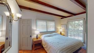 ein Schlafzimmer mit einem Bett und zwei Fenstern in der Unterkunft Hacienda in Jekyll Island