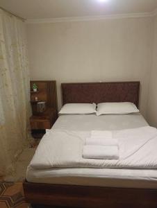 ein Schlafzimmer mit einem Bett mit zwei Handtüchern darauf in der Unterkunft Ortachala Valley Retreat in Sighnaghi + 5 Fotos