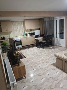 ein Wohnzimmer mit Küche und Esszimmer in der Unterkunft Ortachala Valley Retreat in Sighnaghi