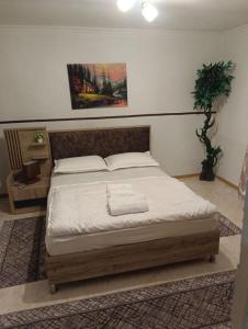 ein Schlafzimmer mit einem großen Bett mit weißer Bettwäsche in der Unterkunft Ortachala Valley Retreat in Sighnaghi