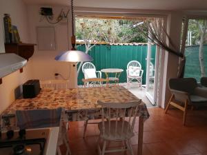 a kitchen and living room with a table and chairs at Bett 1 im Frauen 2-Bettzimmer Nur Frauen Only women Solo mucheres in Mogán +4 photos