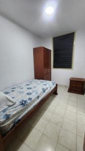 - une chambre avec un lit, une armoire et une fenêtre dans l'établissement Beautiful apartment in the colonial area of Chacao, à Caracas