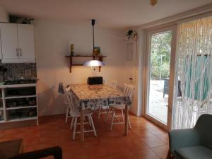 a kitchen and dining room with a table and chairs at Bett 1 im Frauen 2-Bettzimmer Nur Frauen Only women Solo mucheres in Mogán