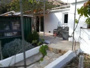 a house with a yard with a patio at Bett 1 im Frauen 2-Bettzimmer Nur Frauen Only women Solo mucheres in Mogán