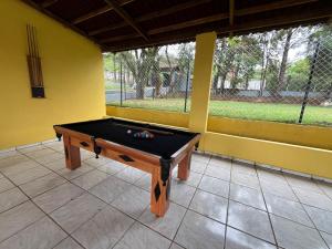 a ping pong table in a room with a pool table at Chácara piscina aquecida in Juazeiro do Norte