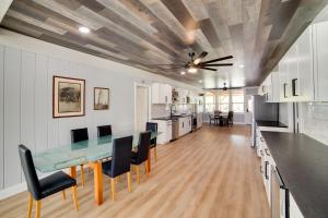 Η κουζίνα ή μικρή κουζίνα στο Boat Ramp and Dock at Ultimate Lake Fork Getaway!