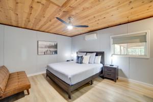 Ένα ή περισσότερα κρεβάτια σε δωμάτιο στο Boat Ramp and Dock at Ultimate Lake Fork Getaway!