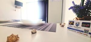 ein Tisch mit einer Schale und einigen Steinen darauf in der Unterkunft MARINE HOME in Costa Del Silencio + 13 Fotos