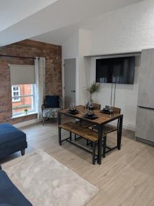 Μια τηλεόραση ή/και κέντρο ψυχαγωγίας στο Silvester House +49 φωτογραφίες