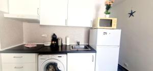 eine Küche mit einem Kühlschrank und einer Waschmaschine in der Unterkunft MARINE HOME in Costa Del Silencio