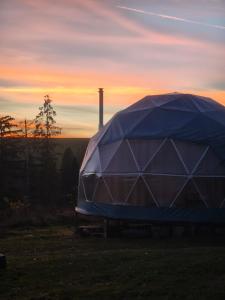 Východ nebo západ slunce při pohledu z luxury tent nebo okolí