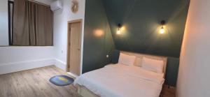 Ένα ή περισσότερα κρεβάτια σε δωμάτιο στο AFrame Villa Riverside GABALA +24 φωτογραφίες