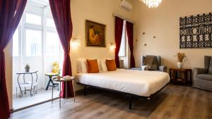 Ένα ή περισσότερα κρεβάτια σε δωμάτιο στο Sliema 1BR Townhouse Escape