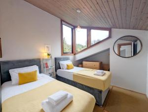 Una pequeña habitación con dos camas y un espejo. en The Nest at Severels, en North Mundham