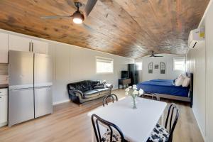 Posezení v ubytování Boat Ramp on Lake Fork! Emory Studio with Huge Yard