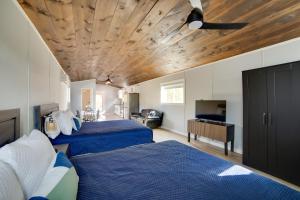 Postel nebo postele na pokoji v ubytování Boat Ramp on Lake Fork! Emory Studio with Huge Yard