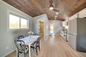 Kuchyň nebo kuchyňský kout v ubytování Boat Ramp on Lake Fork! Emory Studio with Huge Yard