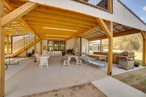 Patio nebo venkovní prostory v ubytování Boat Ramp on Lake Fork! Emory Studio with Huge Yard + 17 fotografií