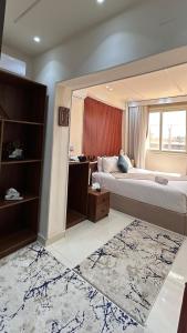 una camera da letto con due letti e una finestra di Soul Scarab Pyramids View a Il Cairo Altre 17 foto