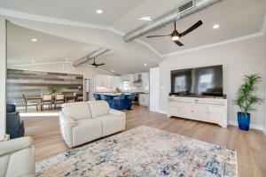 Μια τηλεόραση ή/και κέντρο ψυχαγωγίας στο Fish, Boat and Relax! Lake Fork Home with Shared Dock