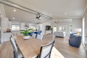 Χώρος καθιστικού στο Fish, Boat and Relax! Lake Fork Home with Shared Dock