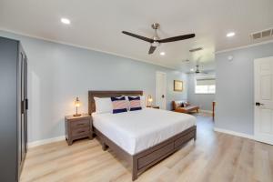 Ένα ή περισσότερα κρεβάτια σε δωμάτιο στο Fish, Boat and Relax! Lake Fork Home with Shared Dock