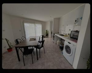 Η κουζίνα ή μικρή κουζίνα στο Perfect rest a few steps from the ocean