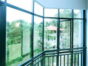 特里凡得琅Spring Valley Hotels next Kims Hospital的阳台上有窗户，可以眺望建筑物