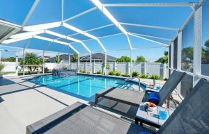 einen Pool mit Pavillon auf einem Haus in der Unterkunft Endless Summer - 4 Bedroom with Gym and Jacuzzi in Matlacha