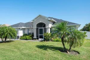 ein Haus mit zwei Palmen im Hof in der Unterkunft Endless Summer - 4 Bedroom with Gym and Jacuzzi in Matlacha