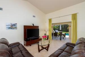 ein Wohnzimmer mit Sofa und Fernseher in der Unterkunft Ellen`s House-pool and Jacuzzi, Gulf access in Matlacha