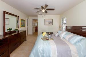 ein Schlafzimmer mit einem großen Bett und einem Deckenventilator in der Unterkunft Ellen`s House-pool and Jacuzzi, Gulf access in Matlacha + 26 Fotos