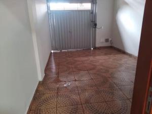 a hallway with a door and a tile floor at Casa de Carolinda in Uberaba