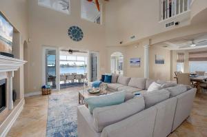 Χώρος καθιστικού στο Luxury on Eight Lakes - Gulf Access & Pool table