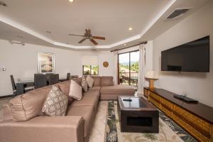 TV a/nebo společenská místnost v ubytování Monaco Condominiums