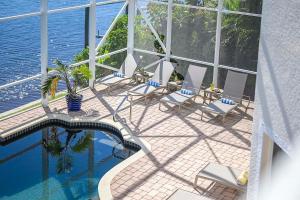 Πισίνα στο ή κοντά στο Luxury on Eight Lakes - Gulf Access & Pool table