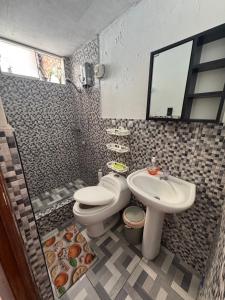 ein Badezimmer mit Toilette und Waschbecken in der Unterkunft Casa acogedora y tranquila para descansar in Chimbote