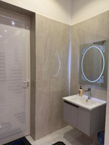 Koupelna v ubytování شقة مودرن غرفة وصالة + 4 fotografie