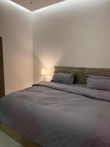 Postel nebo postele na pokoji v ubytování شقة مودرن غرفة وصالة