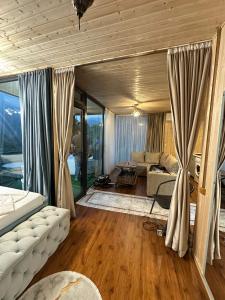 Postel nebo postele na pokoji v ubytování sunrise hill cotage