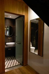 Koupelna v ubytování Playce Hotel + 26 fotografií